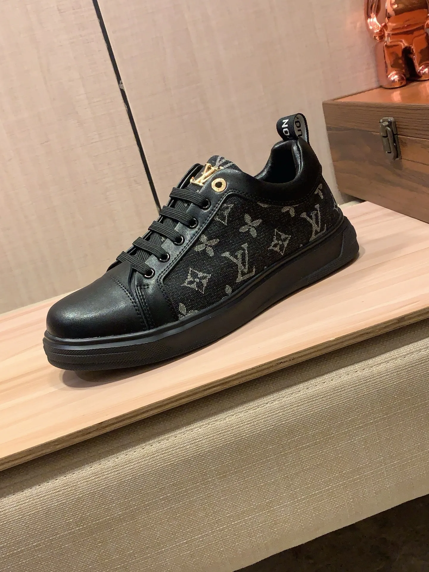 Men's Men's Shoes 💰420💰💰🎩🎩[Lightning][Lightning] "Lv*" The latest and most popular casual shoes, top brands [Seduce] Luxury ~ Purchasing Agency, Top ~ Quality. [Strong] The upper is made of imported breathable cowhide with material ➕ breathable sheepskin feet (•) and fine workmanship. The original stylish and stylish soft rubber wear-resistant and non-slip outsole is light and comfortable on the feet. The real thing looks better when photographed in person. 111: code: 38-44, 3️⃣ colors selected